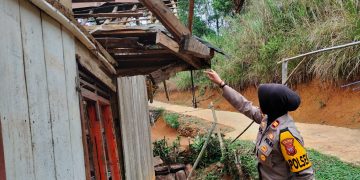 Kapolsek Lengkong Sambangi Rumah Mak Juariyah yang Viral