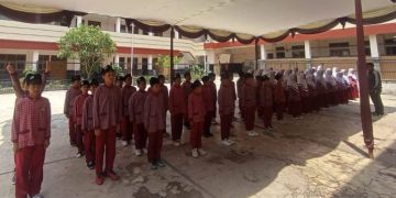Ekstrakurikuler : Siswa MI Baitussalam Cisaat Antusias Ikuti Latihan Paskibra
