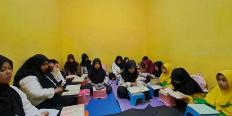 Di Hari Santri Nasional, Tahfidz Al-Qur’an Fayhiyyah Zahra Abdul Karim Cisaat Gelar Istighosah