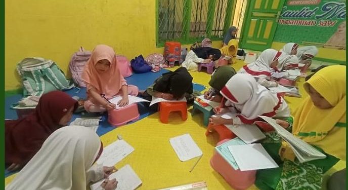 Tahfidz Al-Qur’an Fathiyyah Zahra Abdul Karim Cisaat Galakkan Menulis Arab Rapi