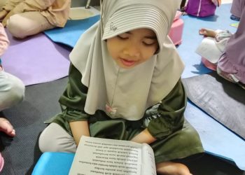 Belajar Calistung: Siswa Tahfidz Fathiyyah Zahra Abdul Karim Cisaat, Tetap Semangat Meski Hujan