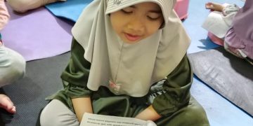 Belajar Calistung: Siswa Tahfidz Fathiyyah Zahra Abdul Karim Cisaat, Tetap Semangat Meski Hujan