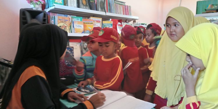 MI Baitussalam Kec Cisaat Terapkan Literasi  