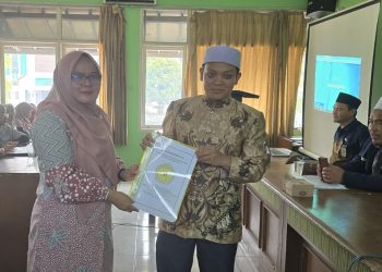 Pimpinan Tahfidz Al-Qur’an Fathiyyah Zahra Abdul Karim Berikan Tanda Bukti Updating EMIS Ke Kemenag Kab Sukabumi