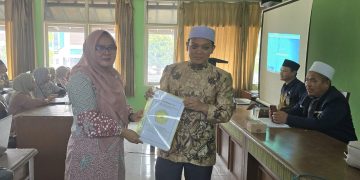 Pimpinan Tahfidz Al-Qur’an Fathiyyah Zahra Abdul Karim Berikan Tanda Bukti Updating EMIS Ke Kemenag Kab Sukabumi