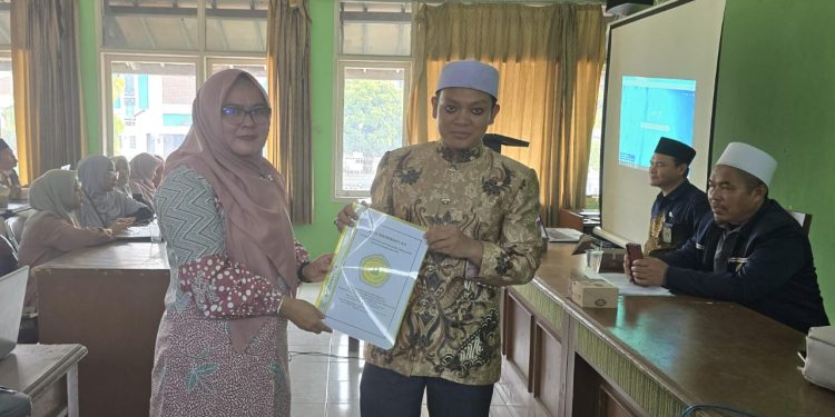Pimpinan Tahfidz Al-Qur’an Fathiyyah Zahra Abdul Karim Berikan Tanda Bukti Updating EMIS Ke Kemenag Kab Sukabumi