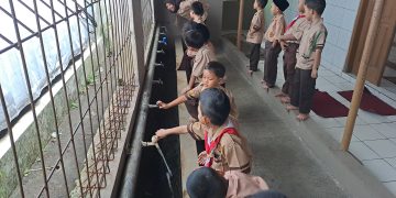 PaudQu Baitussalam Ajarkan Siswa Praktek Wudhu