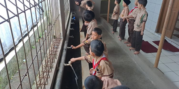 PaudQu Baitussalam Ajarkan Siswa Praktek Wudhu