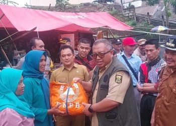 Bupati Tinjau Lokasi Bencana di Bantargadung Sekaligus Salurkan Bantuan