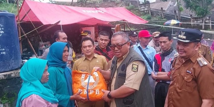 Bupati Tinjau Lokasi Bencana di Bantargadung Sekaligus Salurkan Bantuan