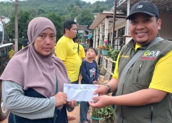 Yayasan Baitussalam Cisaat Beri Bantuan Pengurus RA Korban Bencana Banjir Ciemas