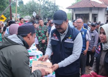 Mensos RI Tinjau dan Berikan Bantuan Korban Longsor di Sukabumi