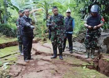 Dandim 0622/Kab Sukabumi Tinjau Lokasi Bencana Pergerakan Tanah di Desa Gunung Karamat Cisolok