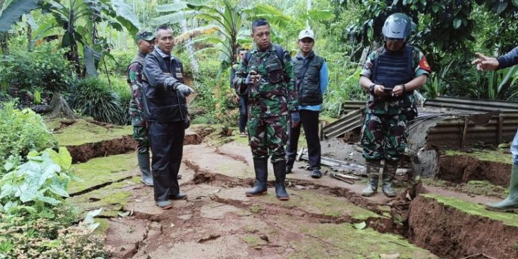 Dandim 0622/Kab Sukabumi Tinjau Lokasi Bencana Pergerakan Tanah di Desa Gunung Karamat Cisolok