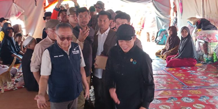 Menteri LH, Hanif Faisol Tinjau Korban Bencana di Kecamatan Pabuaran Sukabumi
