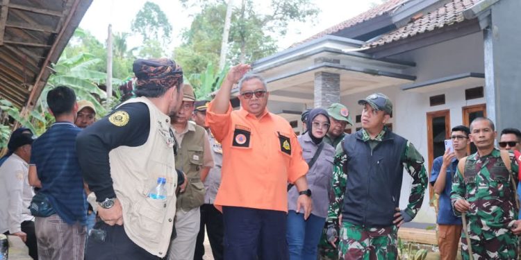 Bupati Didampingi Dandim Tinjau Lokasi Pergerakan Tanah di Gunungkaramat Cisolok