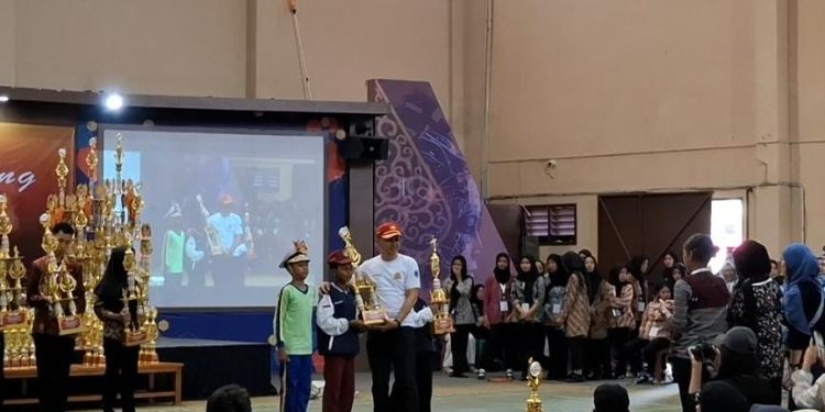 MI Baitussalam Cisaat Raih Prestasi Gemilang Lomba Paskibra Se-Nasional