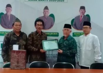 Kepala Kemenag Kab. Sukabumi Serahkan Piagam Penghargaan dan Cindramata