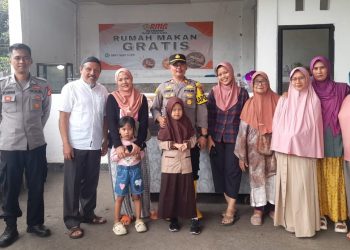 Kapolsek Nagrak Bantu Pengelola Rumah Makan Gratis untuk Warga Kurang Mampu