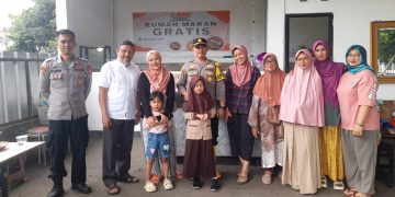 Kapolsek Nagrak Bantu Pengelola Rumah Makan Gratis untuk Warga Kurang Mampu
