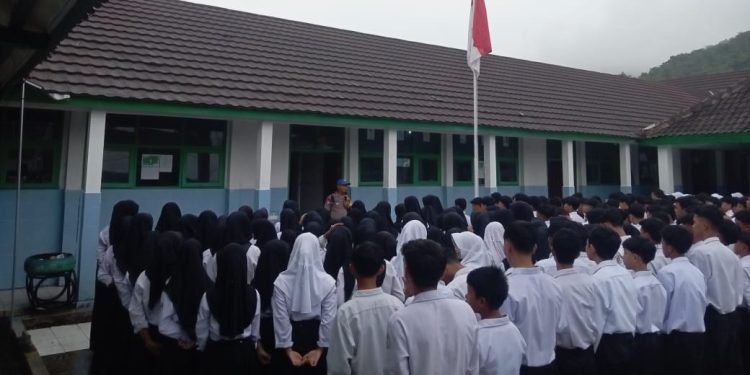 “Police Goes to School” Polsek Cibadak Disambut Antusias Pelajar
