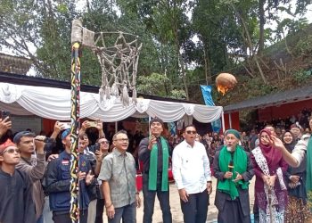 Menteri Kebudayaan RI Fadli Zon, Coba Bermain Bola Api ‘Boles’ di Sukabumi