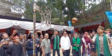 Menteri Kebudayaan RI Fadli Zon, Coba Bermain Bola Api ‘Boles’ di Sukabumi