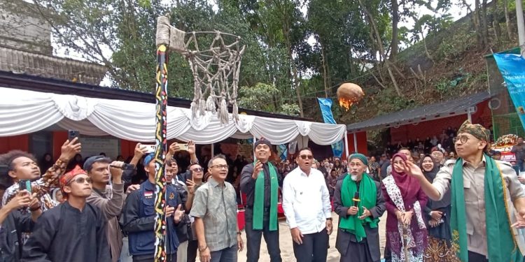 Menteri Kebudayaan RI Fadli Zon, Coba Bermain Bola Api ‘Boles’ di Sukabumi
