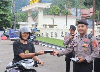 Berkah Ramadhan, Polres Sukabumi Gelar Aksi Sosial Bagikan Makanan Takjil