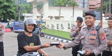 Berkah Ramadhan, Polres Sukabumi Gelar Aksi Sosial Bagikan Makanan Takjil