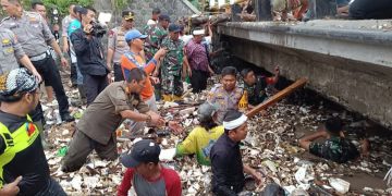 Viral, Dedi Mulyadi dan Bupati Asep Japar Bersihkan Sampah di Sungai Cipalabuan