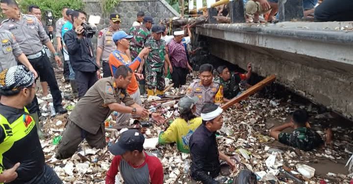 Viral, Dedi Mulyadi dan Bupati Asep Japar Bersihkan Sampah di Sungai Cipalabuan