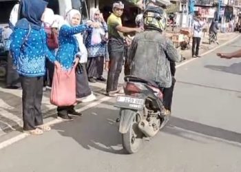 Ramadhan Berkah, PGRI Jampangkulon Berbagi Ribuan Paket Takjil