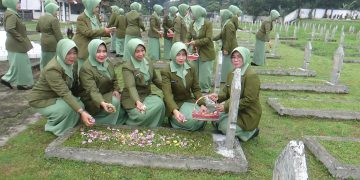 Ibu-ibu Persit KCK Kodim 0607 Kota Sukabumi Gelar Ziarah dan Tabur Bunga