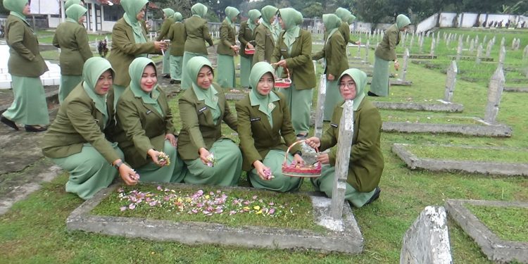 Ibu-ibu Persit KCK Kodim 0607 Kota Sukabumi Gelar Ziarah dan Tabur Bunga