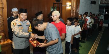 Tarling Ramadhan di Masjid Agung Palabuhanratu, Kapolres Bagikan Sarung