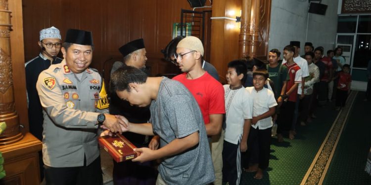 Tarling Ramadhan di Masjid Agung Palabuhanratu, Kapolres Bagikan Sarung