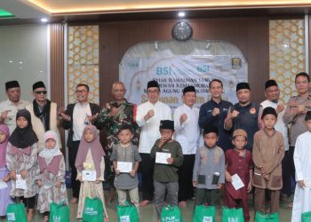 Sekda Santuni Yatim dan Warga Terdampak Bencana di Masjid Agung Palabuhanratu