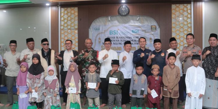 Sekda Santuni Yatim dan Warga Terdampak Bencana di Masjid Agung Palabuhanratu