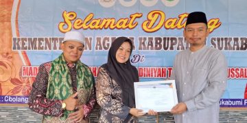 Pembina UKS MI Baitussalam Cisaat, Raih Penghargaan Kemenag Kabupaten Sukabumi