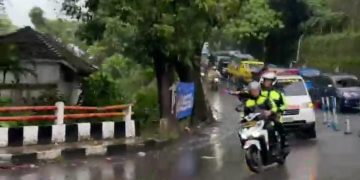Aksi Satlantas Kawal Ambulans Selamatkan Pasien Situasi Darurat