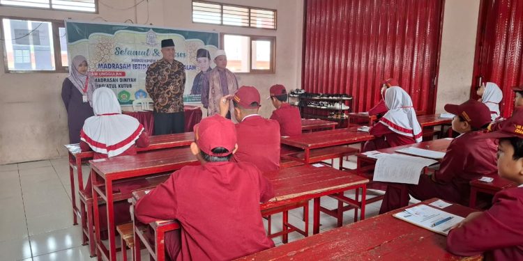 Ketua KKMI Kecamatan Cisaat Monitoring Asesmen Madrasah MI Baitussalam