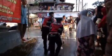 Anggota Samapta Polres Sukabumi Tunjukan Aksi Kemanusiaan Saat Bertugas