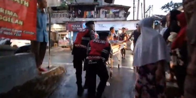 Anggota Samapta Polres Sukabumi Tunjukan Aksi Kemanusiaan Saat Bertugas