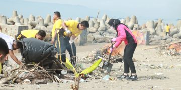 Bhayangkari Polda Jabar dan Polres Sukabumi Peduli Lingkungan di Pantai Palabuhanratu