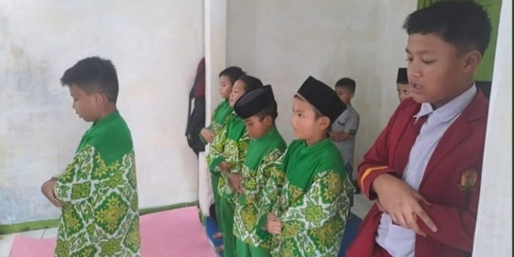 Belajar Bersama Shalat Ashar di Fathiyyah Zahra Abdul Karim Cisaat