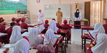 PaudQu dan MI Baitussalam Minum Obat Cacing Bersama dari Puskesmas Cisaat