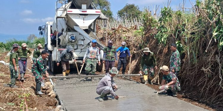 Pengecoran Jalan di Lokasi TMMD Kodim 0607, Warga Sambur Gembira