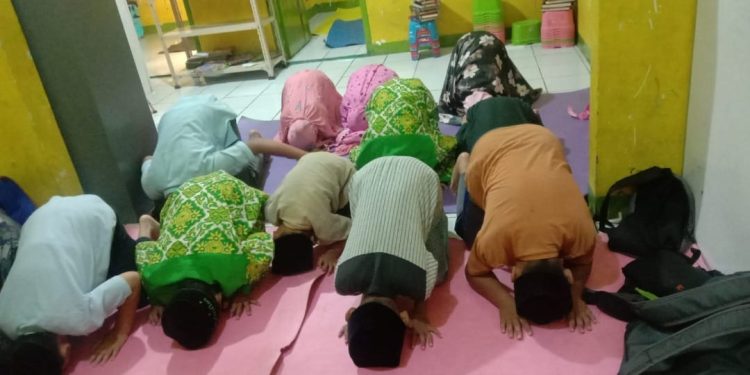 Praktik Sholat Berjamaah di Tahfidz Al-Qur’an Fathiyyah Zahra Cisaat