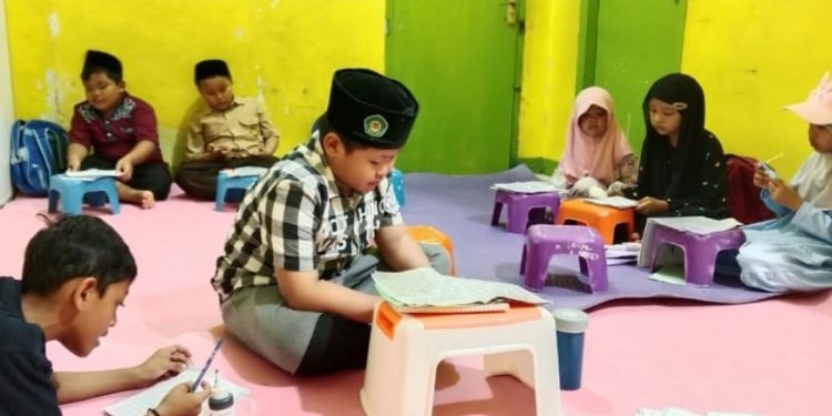 Program Calistung di Tahfidz Al-Quran Fathiyyah Zahra Cisaat